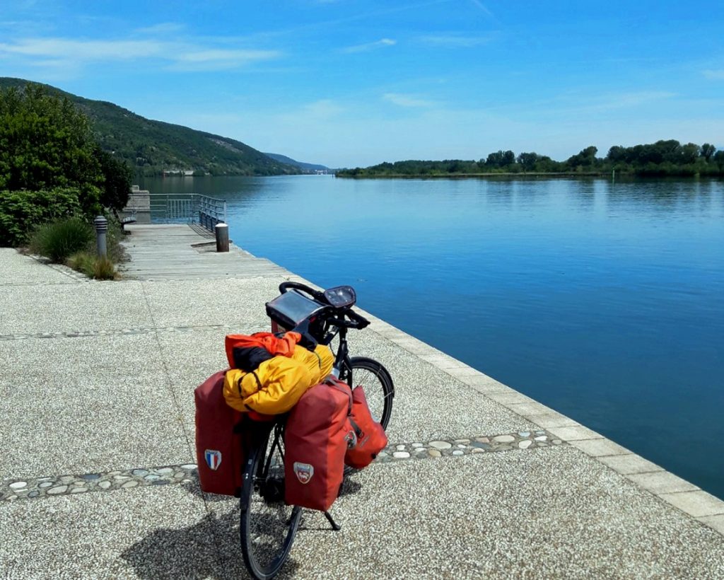 Un velo charge le long du canal